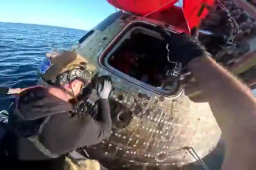   美绕月宇航员近距离出舱画面曝光 缩略图