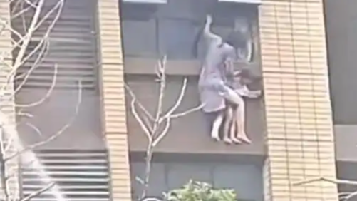 应急部门回应小区火灾母女坠楼