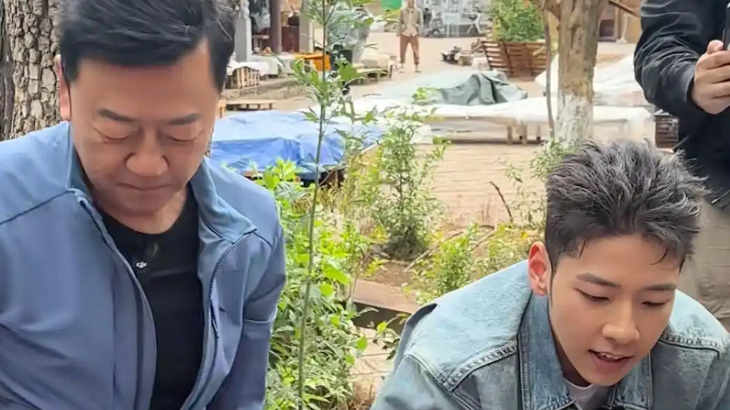  郭涛带儿子石头在云南摆摊助农