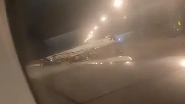  客机备降杭州 乘客被困机舱超10小时