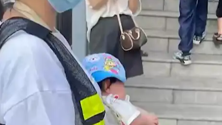  百色教育局通报家长抱婴儿站护学岗