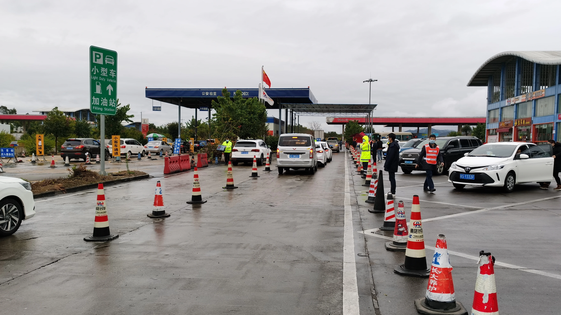 被家人遗忘在高速服务区 狂追3公里