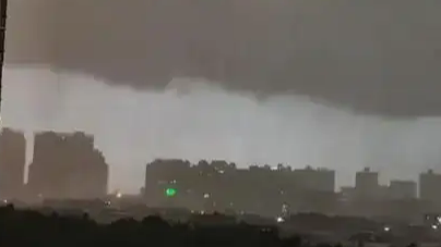 广州“一秒天黑” 下雨像泼水