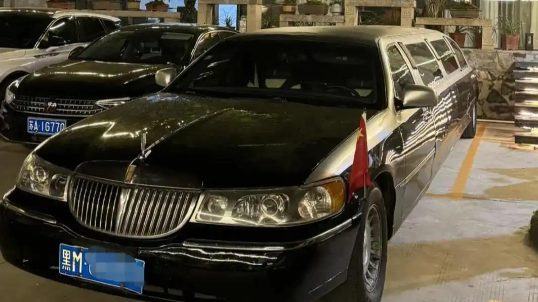 9米長林肯車堵癱網(wǎng)紅公路 車主致歉