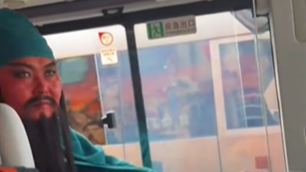 起猛了 在成都看到关公开公交