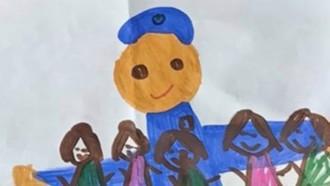  警察被萌娃包围 收到幅“奇怪”的画