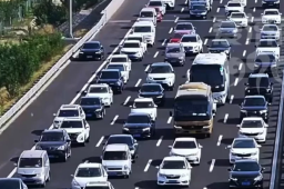   增程车 高速排队充电 缩略图