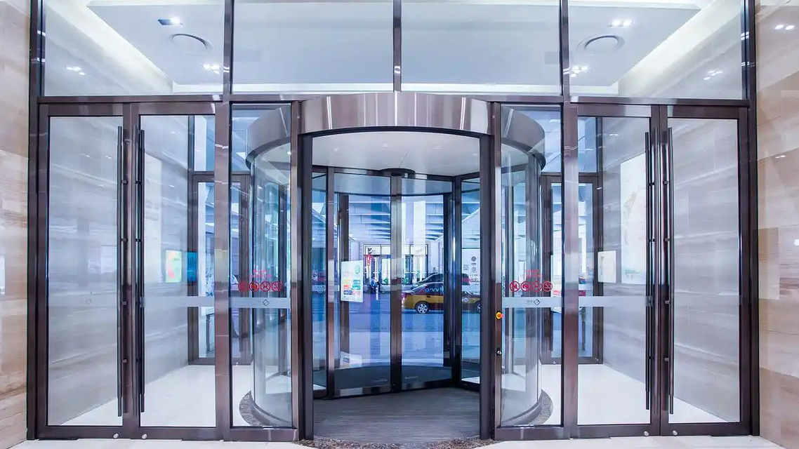  酒店员工提醒小孩别玩门 家长报警