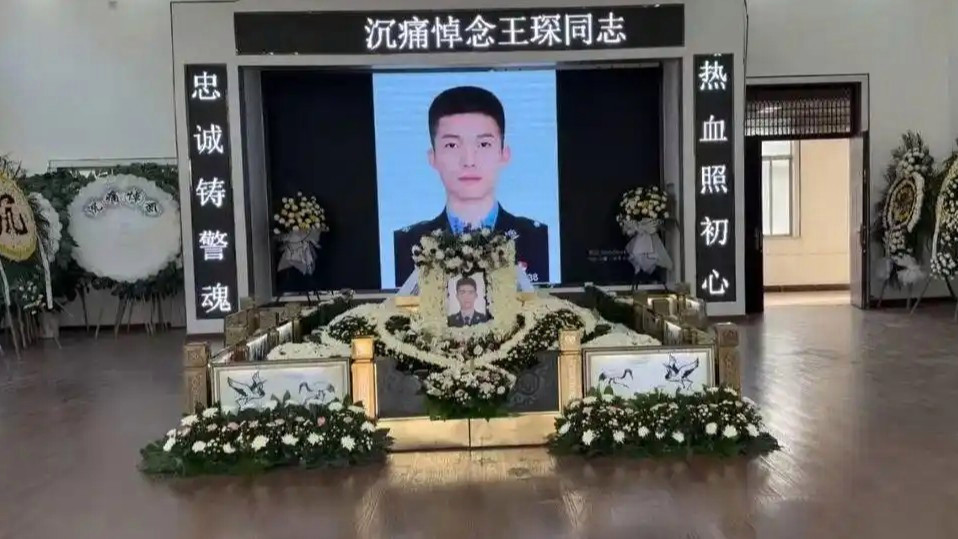 26岁民警离世追悼会近千人送行