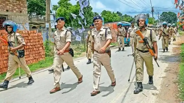 17岁印度少女联合男友杀害父亲