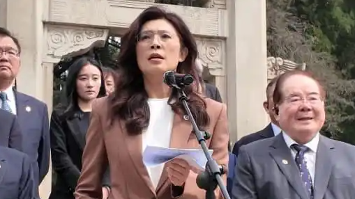 郑丽文拜谒中山陵八度哽咽