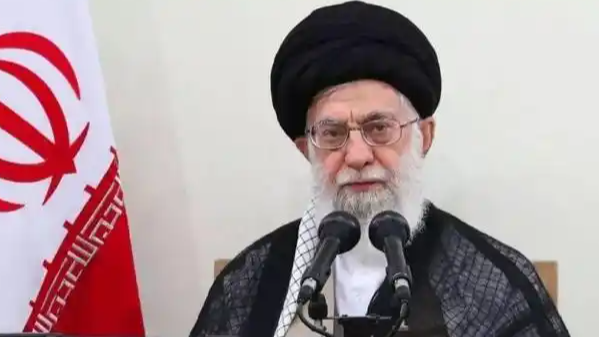 以方：哈梅内伊遗体在官邸废墟中找到