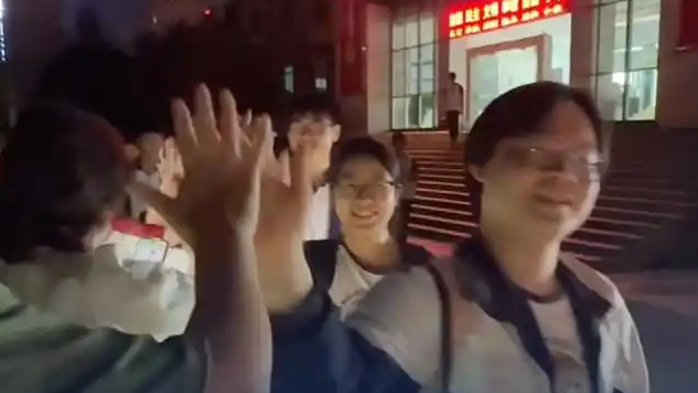  高中最后晚自习下课：老师开车灯照路