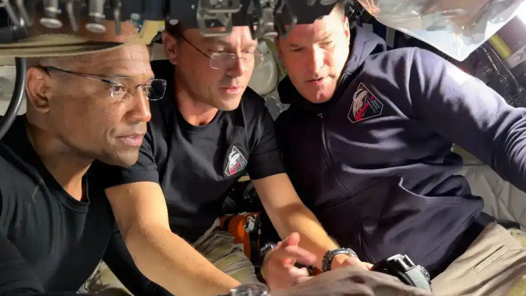 美载人绕月飞船返回地球