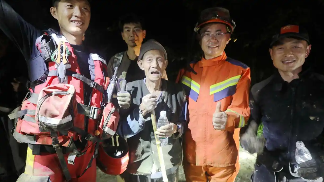 92岁老人一句“不要背”让消防员破防