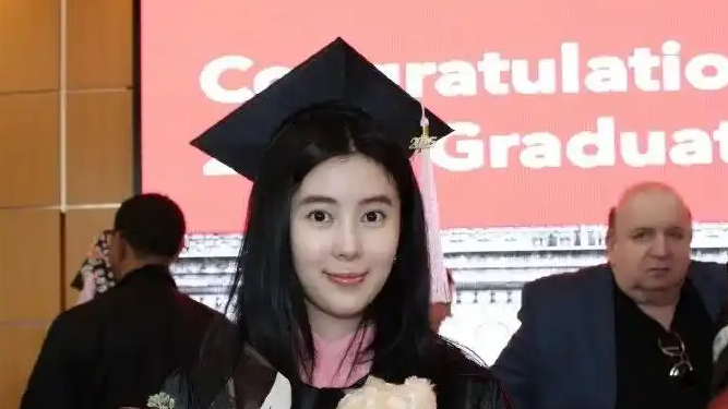  杨子晒22岁大女儿毕业照