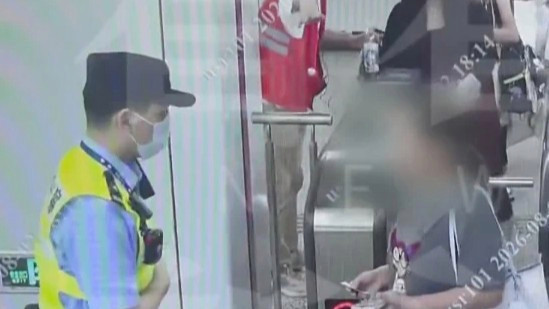  在逃女子买票看时代少年团演唱会被抓