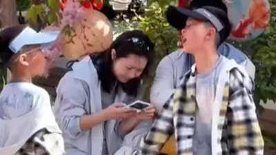 生两个儿子啥感受？爸妈：笑一下算了