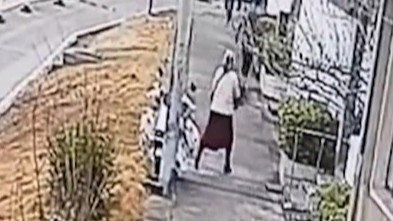 警察追捕小偷 热心群众“神助攻”