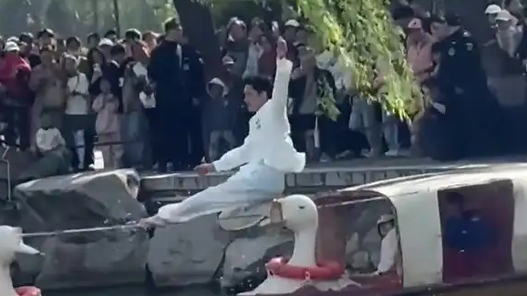 男子表演水上杂技 出淤泥而半染