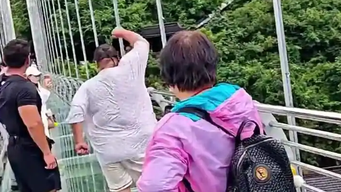 343斤网红良子挡道热舞引争议