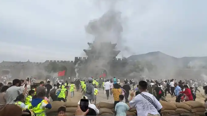景区NPC带数百游客“攻打县城”