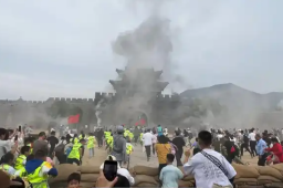 景区NPC带数百游客“攻打县城”