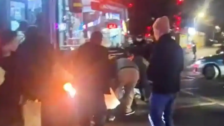 辽宁多人自发抬车救出被困女子