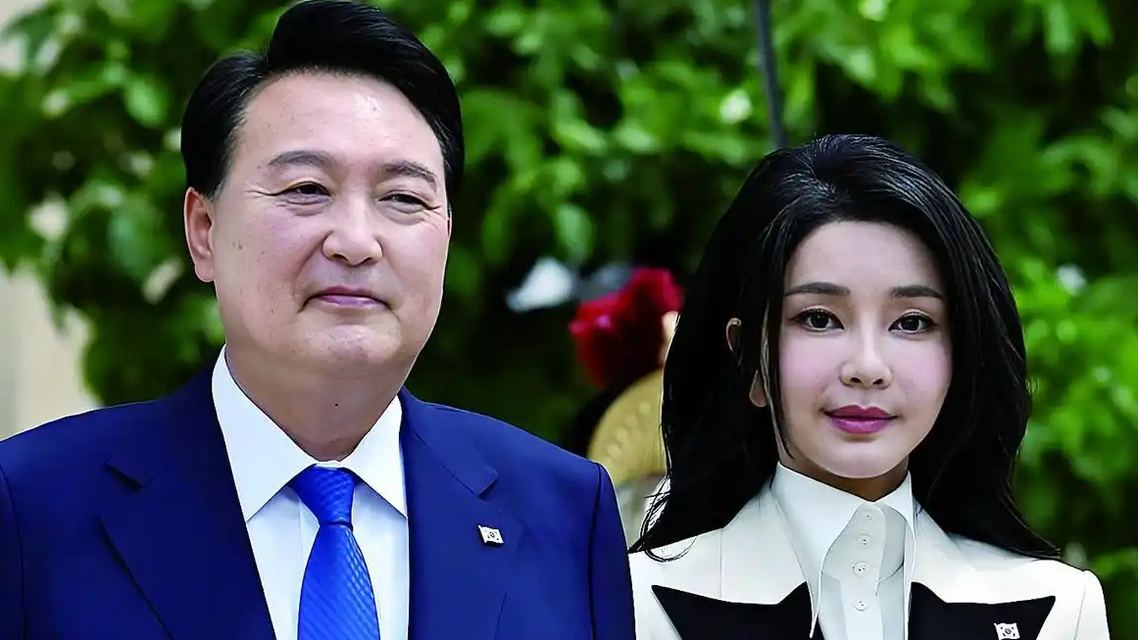 71岁成龙与儿子房祖名罕见同框