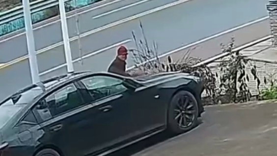 83岁外婆拿竹扫帚给孙女洗车