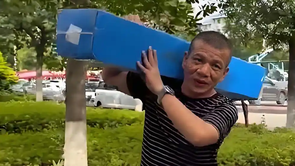 开学季校园里满是扛着行李的爸爸