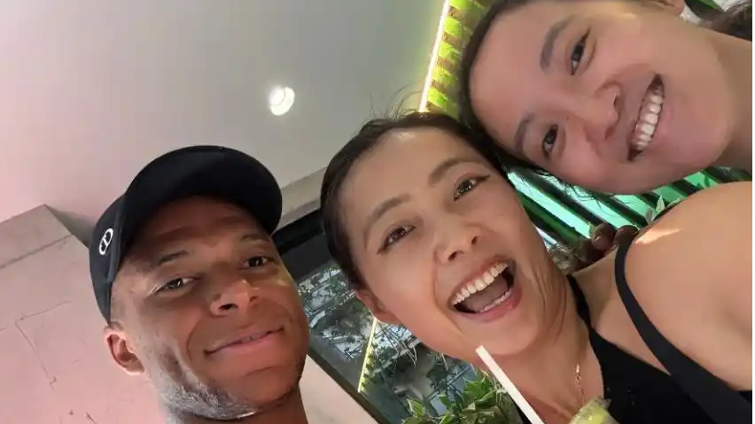  网友偶遇姆巴佩：姆总主动表示可合照