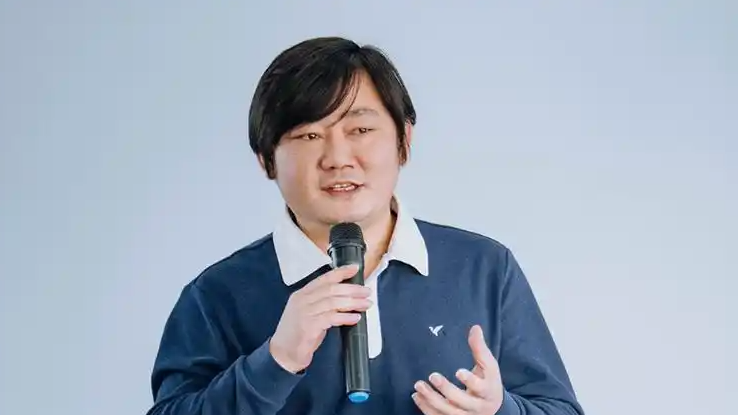 张雪挑染头发嘴硬称老了白了
