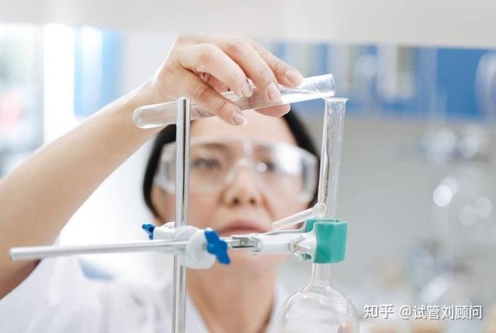 小孩哥旅游参观 抬头发现抱错妈了
