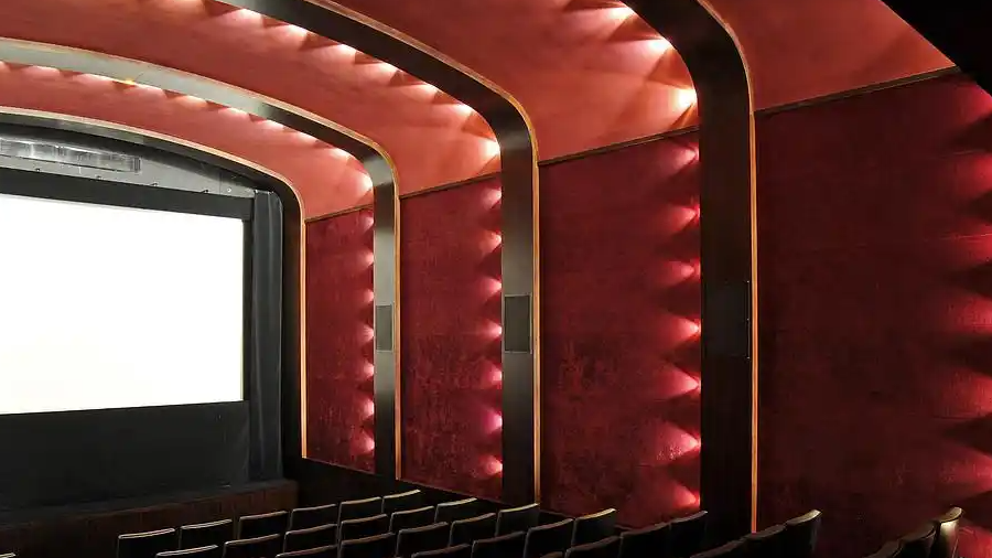  看电影时忍不住刷手机 像烟瘾犯了