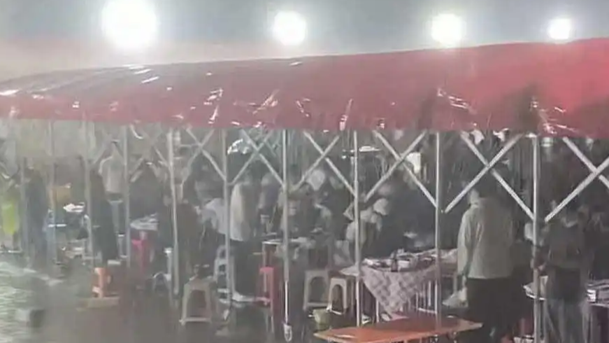  烧烤店老板狂风暴雨中喊话免单70多桌