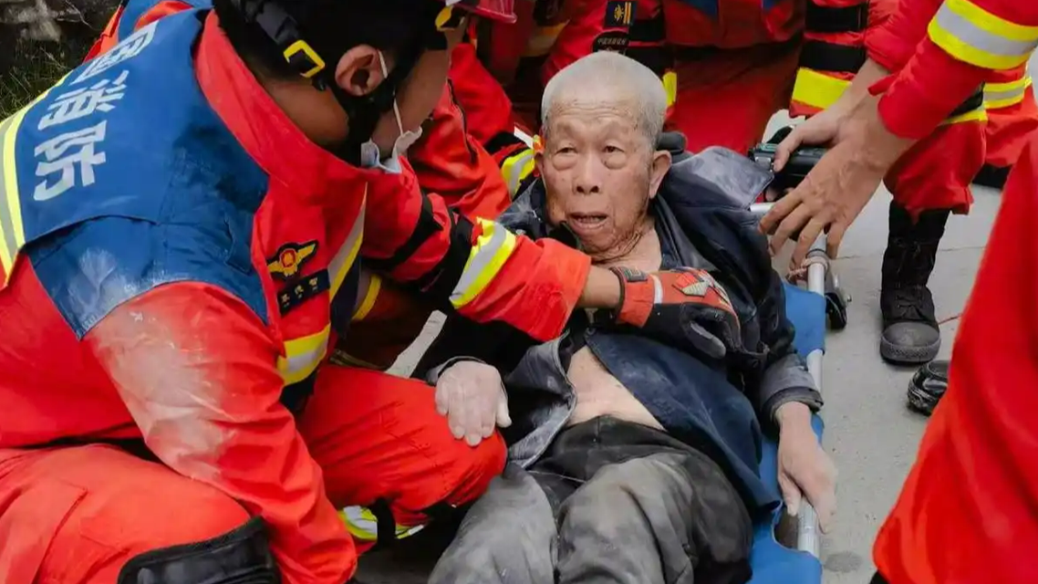 柳州地震获救者系91岁老人