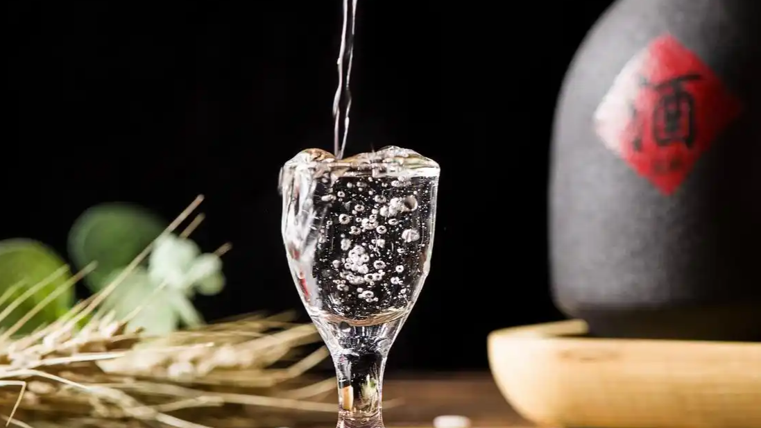 年轻人正在抛弃白酒？酒业巨头坦言销量遇冷