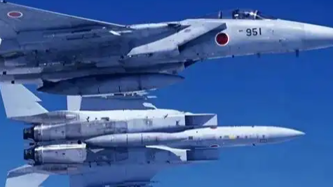 日本自卫队F-15飞着飞着往下掉零件