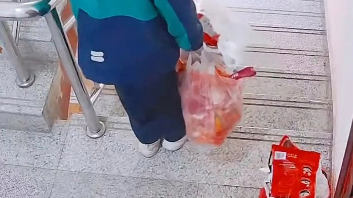  女孩随手扔掉邻居门口垃圾获感谢