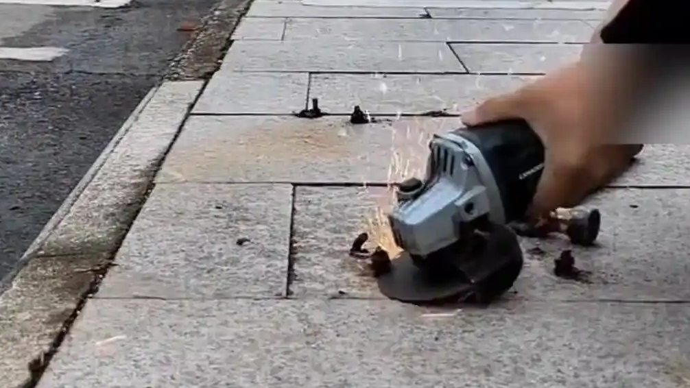 男子坚持4年义务消除地钉上千个