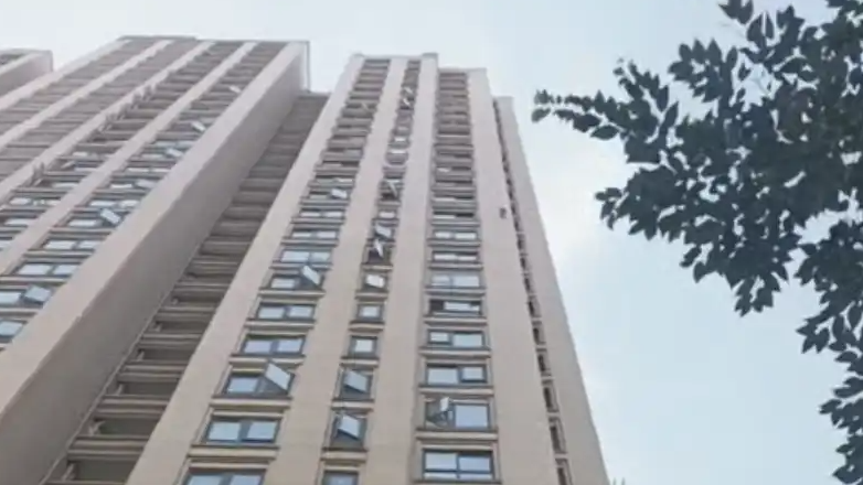 男友逼坠楼生还女孩返还恋爱开销
