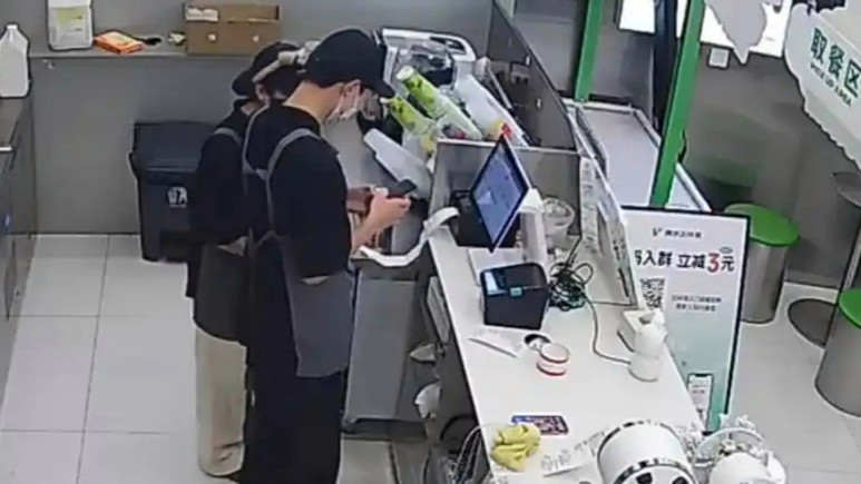 奶茶店00后店员获老板千元奖励