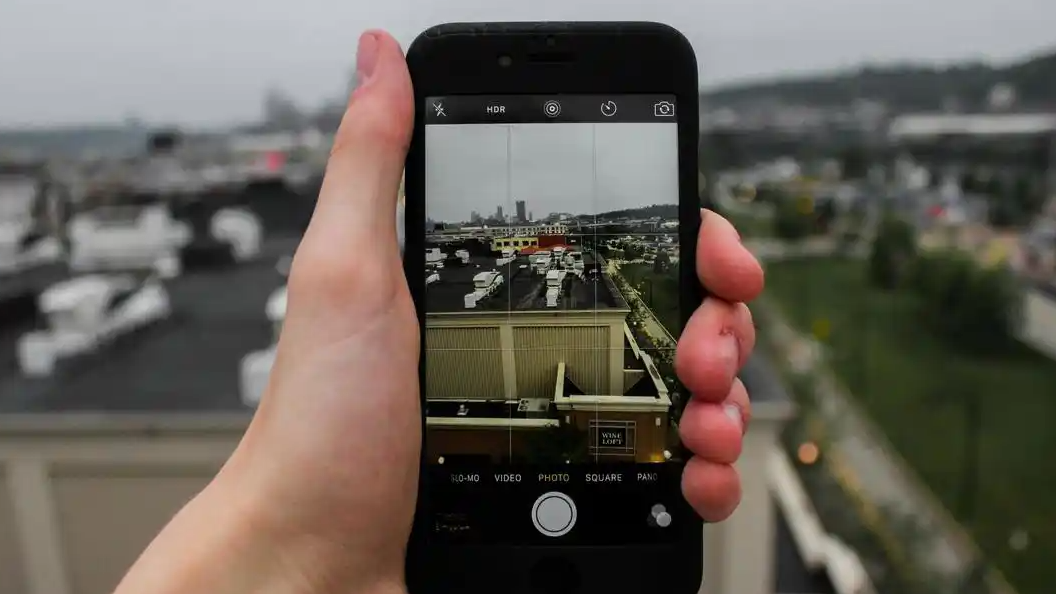 12月23日iPhone实况图自动选图引热议，苹果客服回应无法更改默认随机选取机制