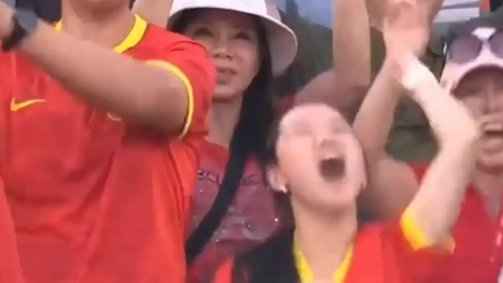 中国女足进球瞬间：球迷喜极而泣