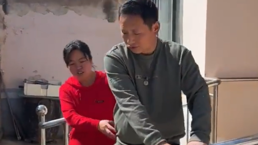  领证当天新郎出车祸 妻子照顾19年