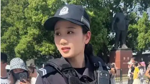 外灘美女特警成外國游客打卡點