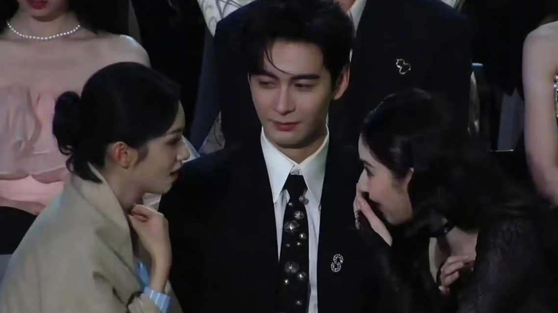 12月21日星光大赏现“最尴尬C位”：陈星旭被周也王玉雯热聊无视后笑着离场