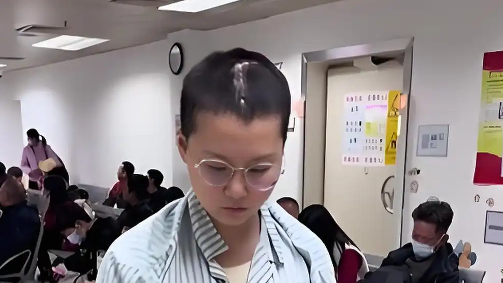  女孩肺癌晚期坚持读研：顺利毕业