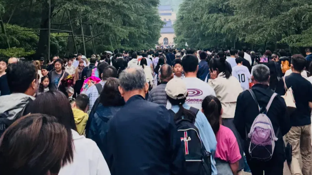  “到景点去看人”